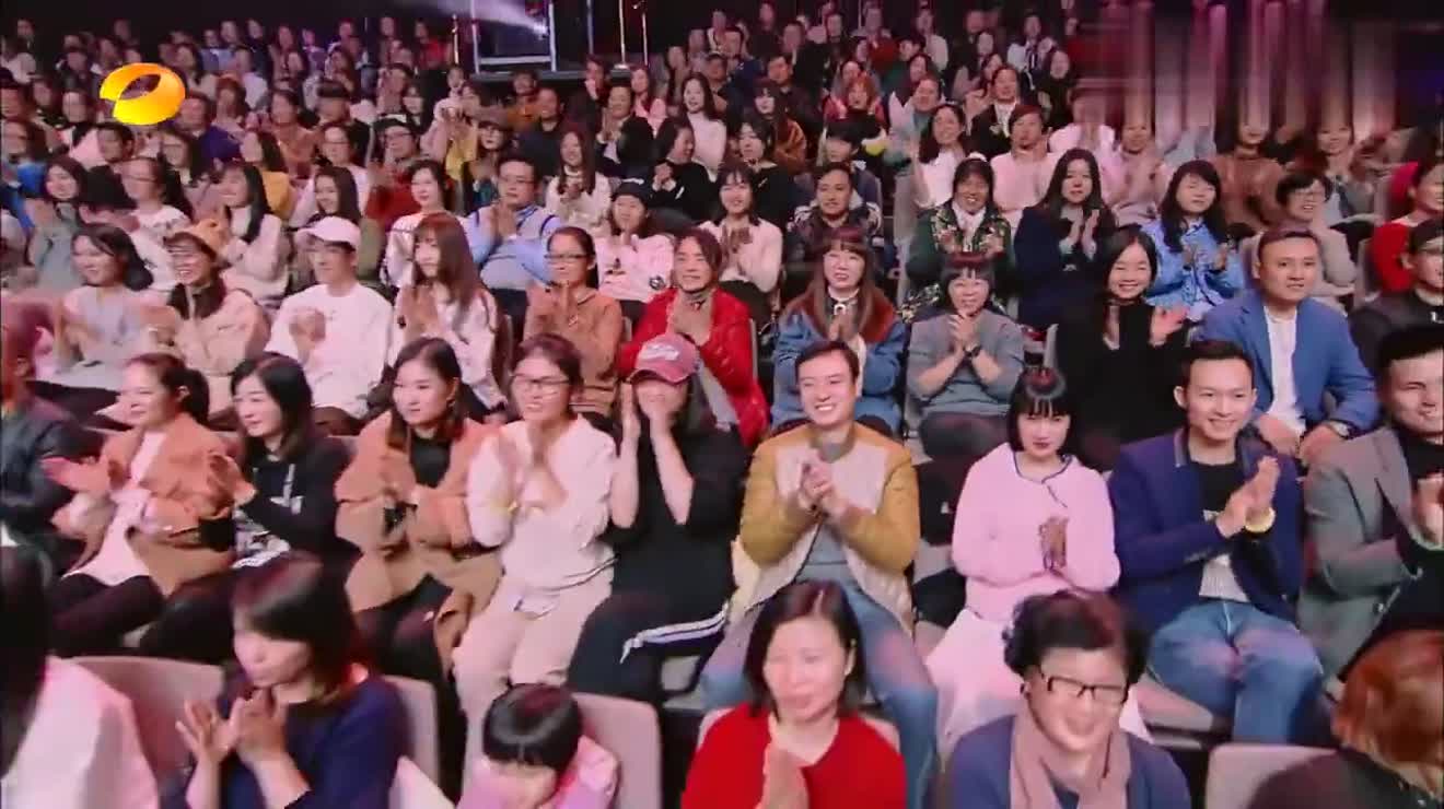 熊猫体育平台-那不勒斯训练开放日，关键时刻更衣室发声引欢呼，荷甲在即，球探报告显示潜力