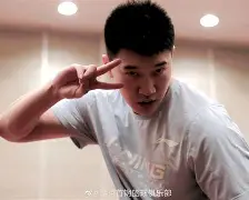 熊猫体育 中国 官方网站-CBA季后赛倒计时，新疆广汇今晨官宣签约，细节引发关注，气氛紧张，轮换策略成焦点